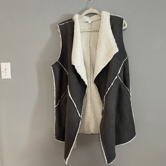 LuLaRoe Gray Asymmetrical Faux Suede‎ & Sherpa Vest Size L - Picture 1 of 6